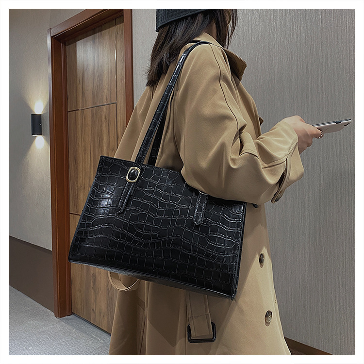 New Trendy Korean  One-shoulder Big Crocodile Pattern Portable Tote Bag display picture 3