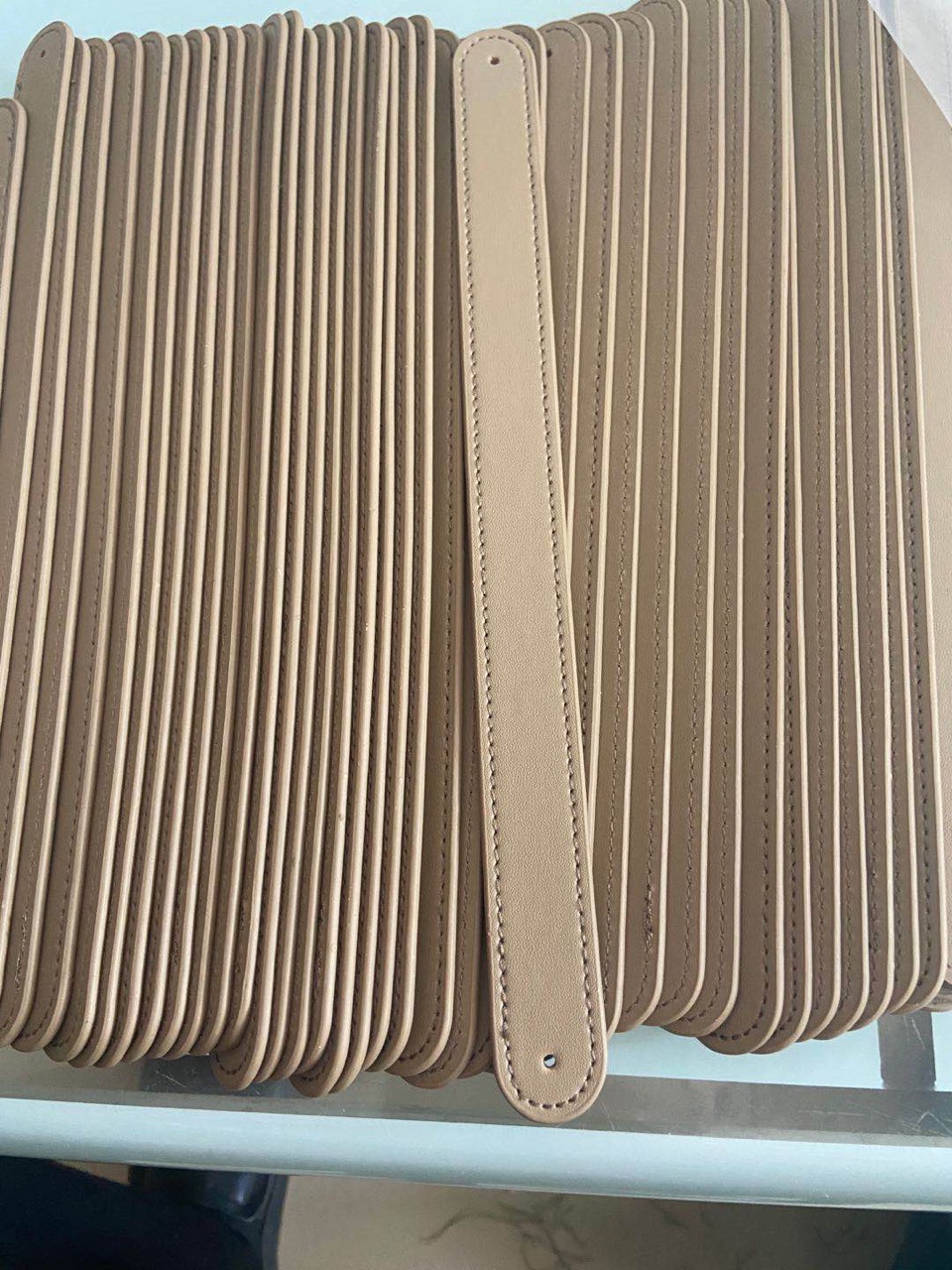 手提打包器提手东莞厂家直销礼品盒PU手提带牛皮手挽带皮拉手皮条