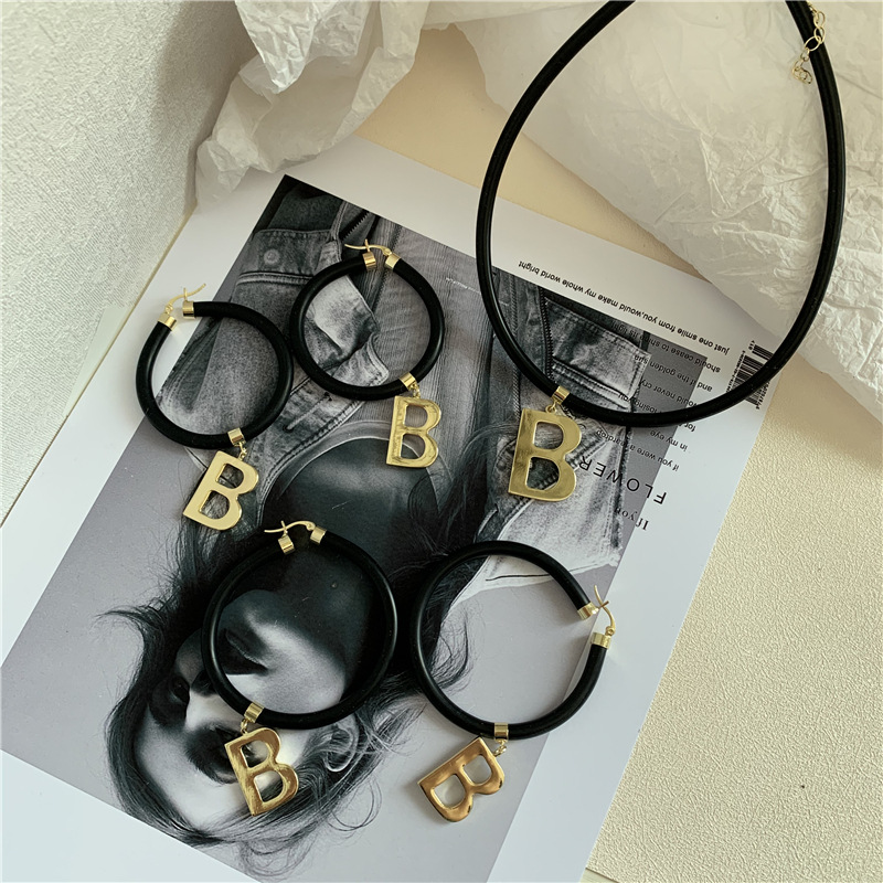 Korea The New Black And White Leather Rope Ring B Letter Pendant Choker Collar Ring Earrings Wholesale Nihaojewelry display picture 10