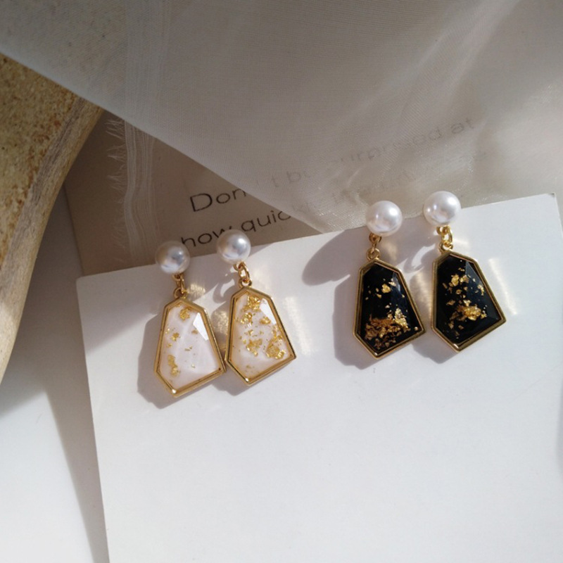 Retro Pearl Irregular Earrings display picture 5