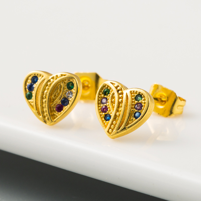 Corée De Haute Qualité En Forme De Coeur Boucles D&#39;oreilles Cuivre Micro-ensemble Couleur Zircon Boucles D&#39;oreilles Mignon Fille Coeur Tempérament Boucles D&#39;oreilles En Gros Nihaojewelry display picture 4