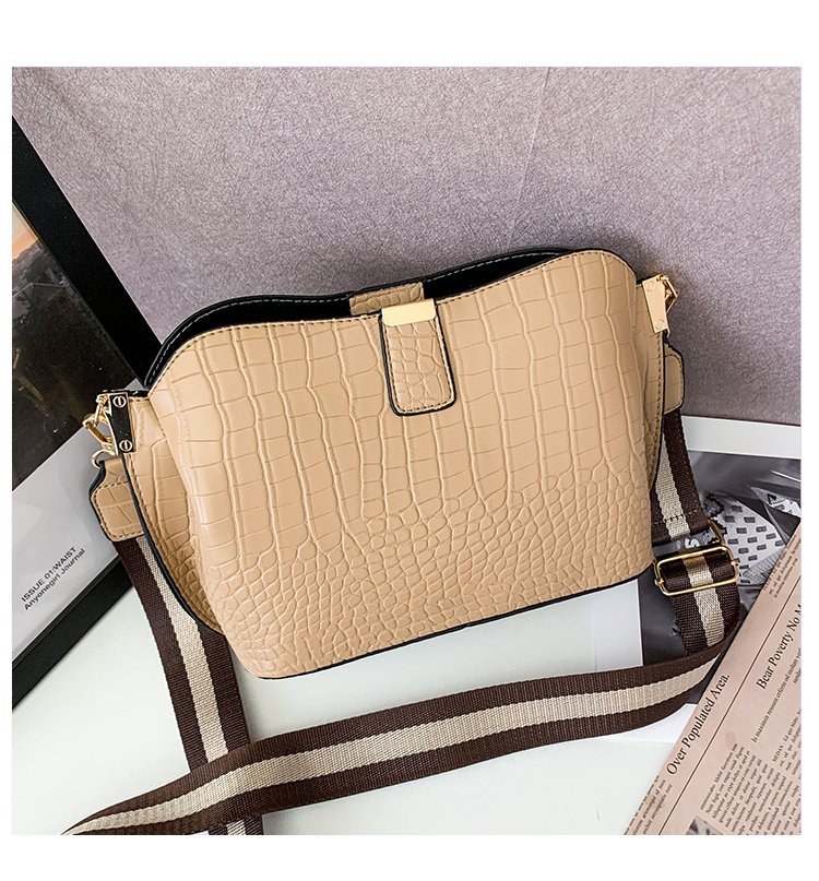 All-match Women's Messenger Bucket Crocodile Pattern One-shoulder Picture Autumn New Messenger Women's Bag display picture 14