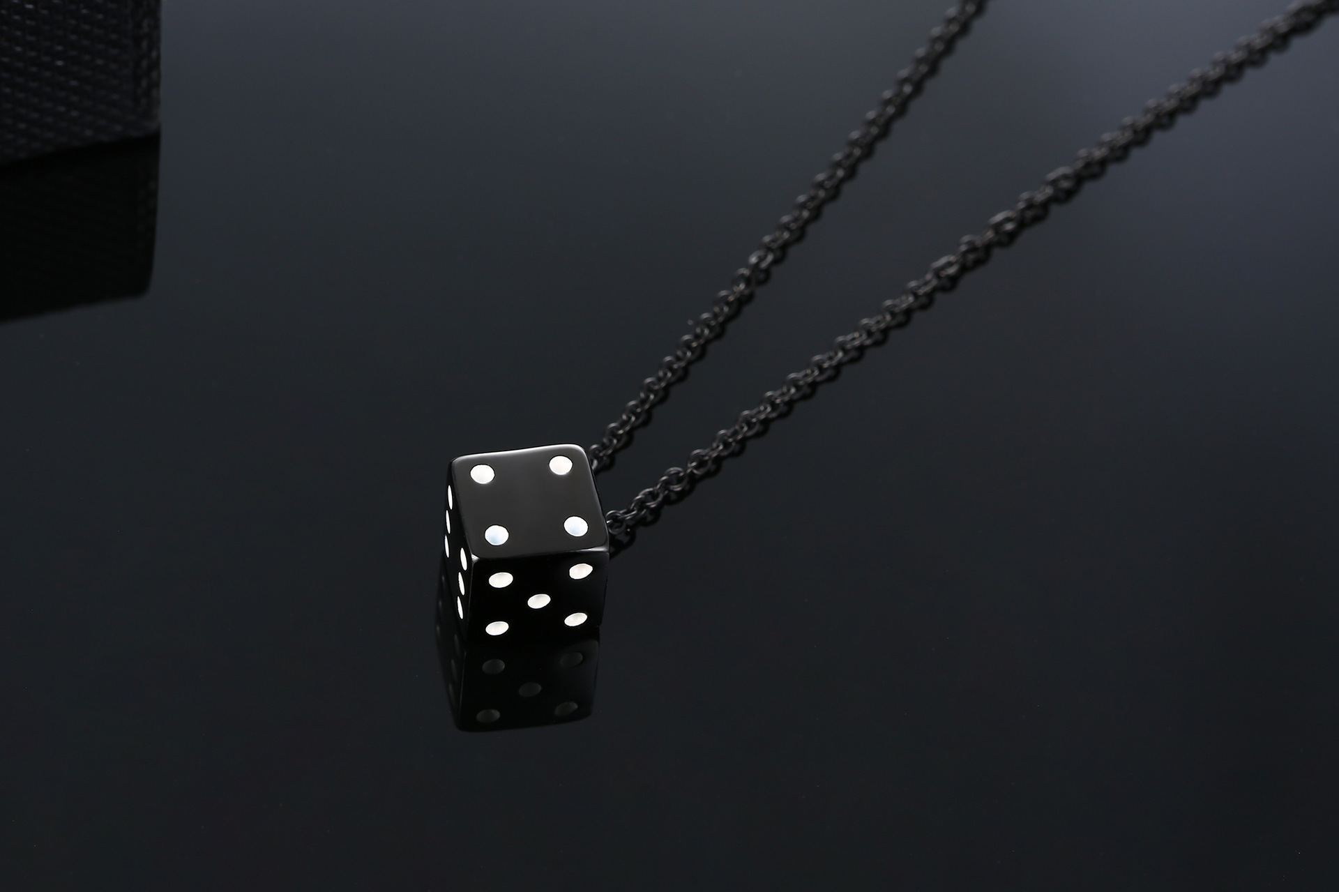 Simple Style Dice Stainless Steel Plating Pendant Necklace display picture 5