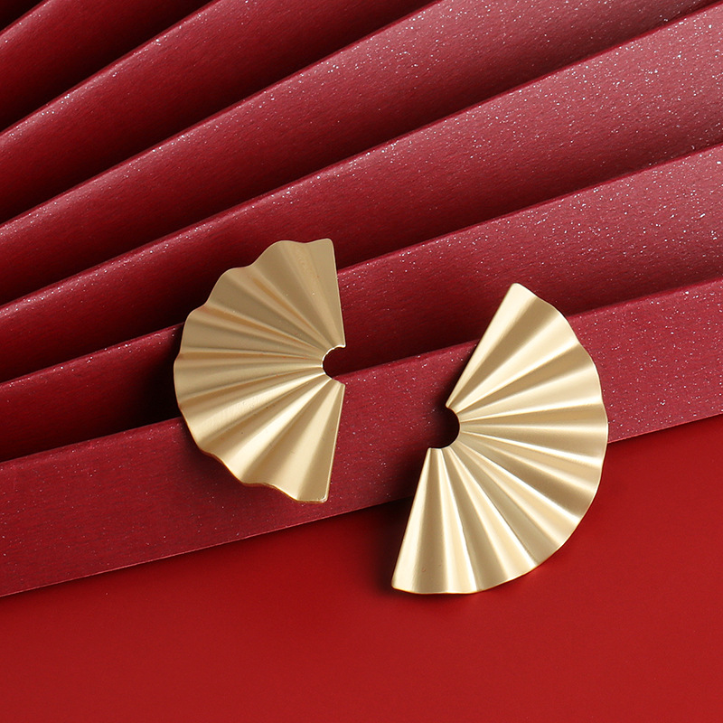 New Fashion Retro Alloy Geometric Fan-shaped Earrings For Women Wholesale display picture 3