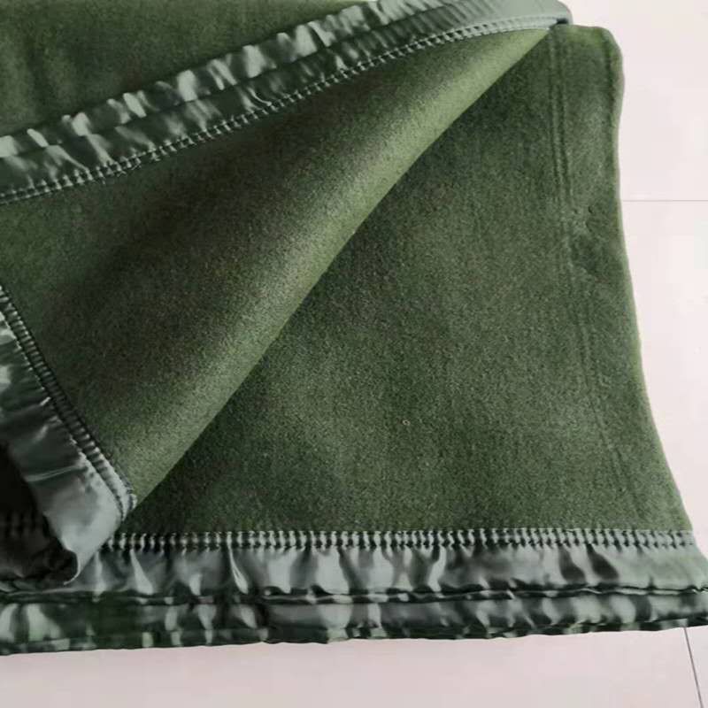 厂家批发1.5*2米2000克军绿色09毛毯/墨绿色野营毛毯现货供应