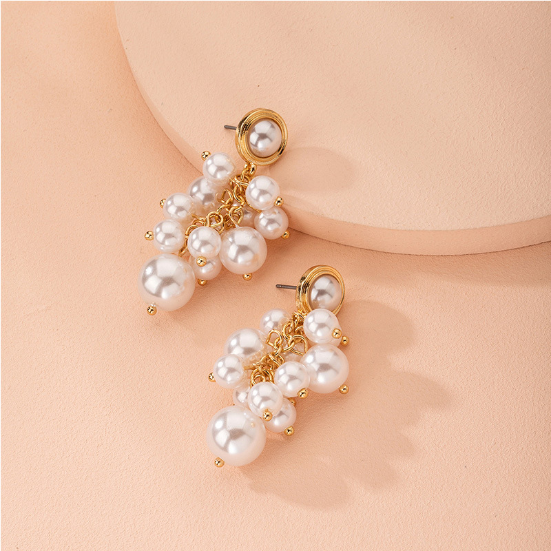 Korean Fashion Pearl Simple Alloy Earrings For Women Wholesale display picture 3