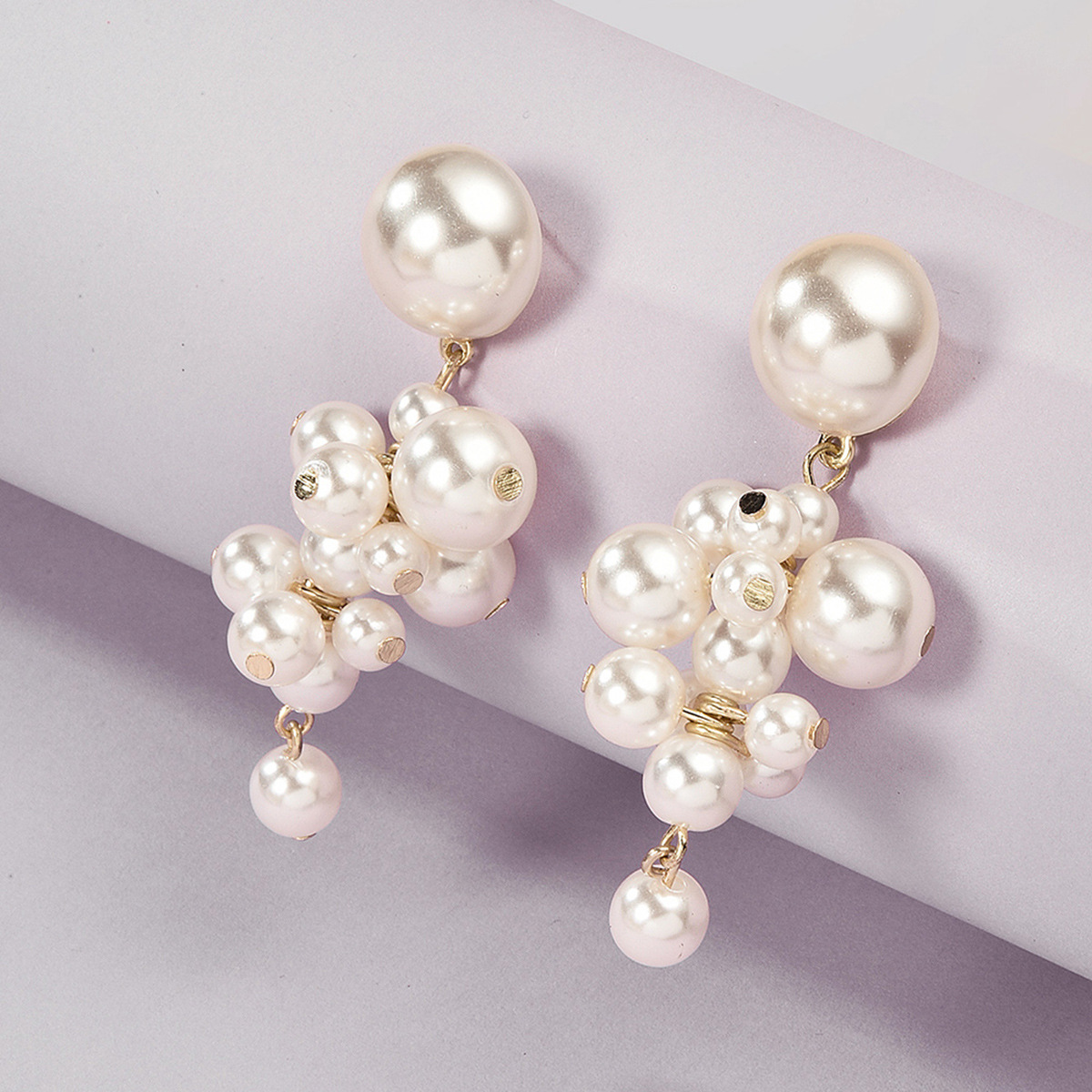 South Korea New Sweet Temperament Long Earrings Korean Fashion Imitation Pearl Grape String Earrings Wholesale Nihaojewelry display picture 3