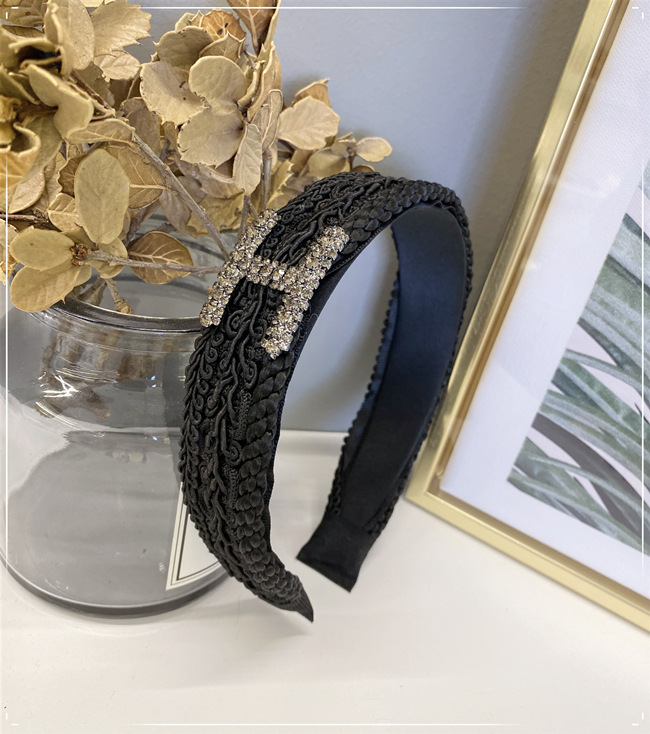 Korean Fashion Baroque Headband Solid Color H Inlaid Czech Diamond Woven Wide-brimmed Headband Nihaojewelry Wholesale display picture 5