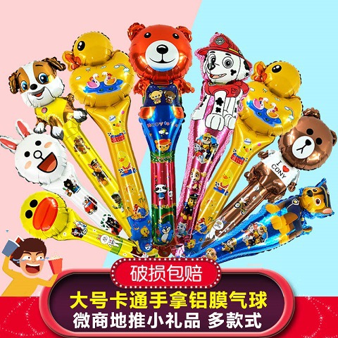 Las pequeñas actividades de microempresas empujan el código de escaneo para enviar regalos debajo de la línea roja en línea, regalos prácticos, pequeños drenadores, artefactos creativos