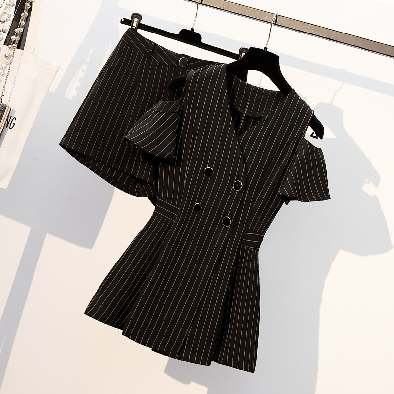 2020 Summer wear Fat sister Show thin suit 200 By age strapless Cover the belly Fashionable stripe shorts Two piece set