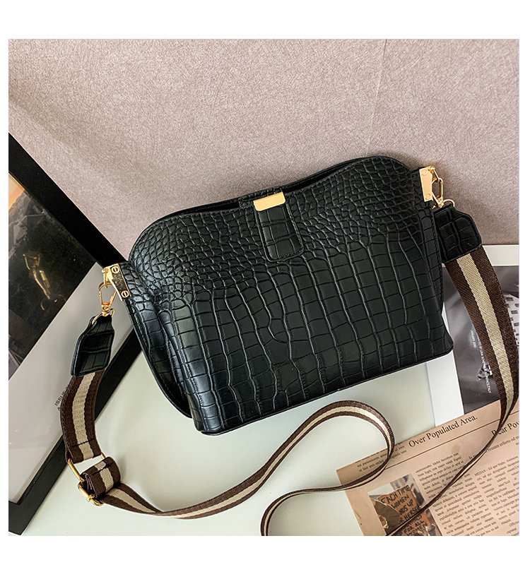 All-match Women's Messenger Bucket Crocodile Pattern One-shoulder Picture Autumn New Messenger Women's Bag display picture 42