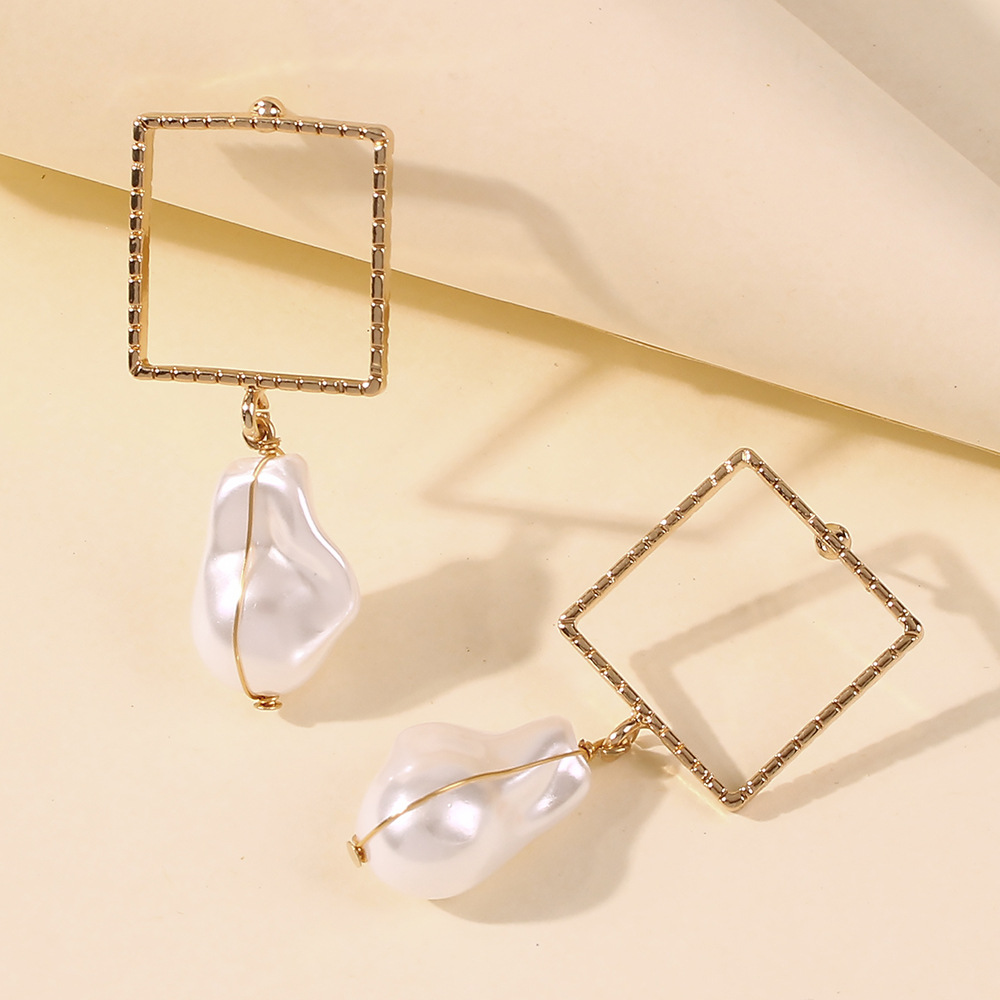 Korean Water Droplets Layered Pearl Earrings Wholesale Simple Geometric Alloy Girl Earrings Nihaojewelry display picture 4