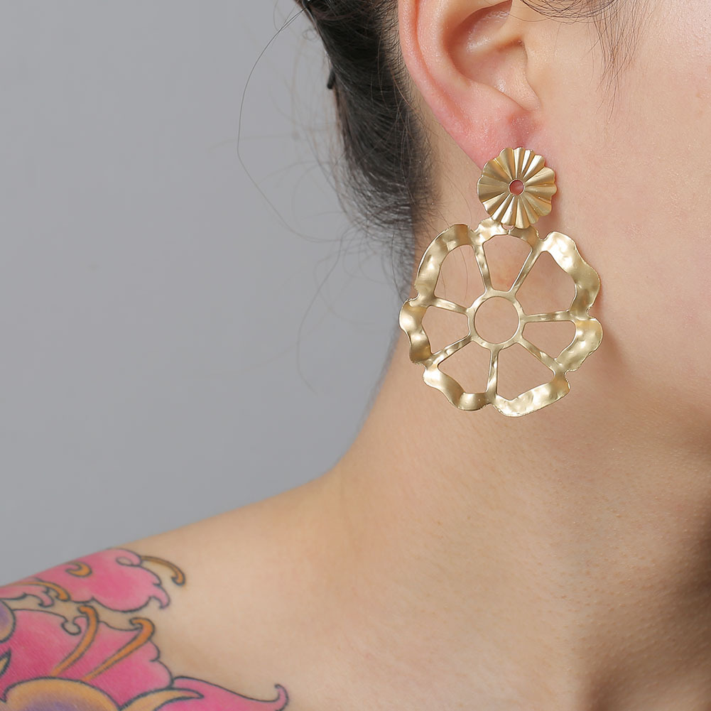 New Fashion Retro Alloy Hollow Flower Earrings For Women Wholesale display picture 2