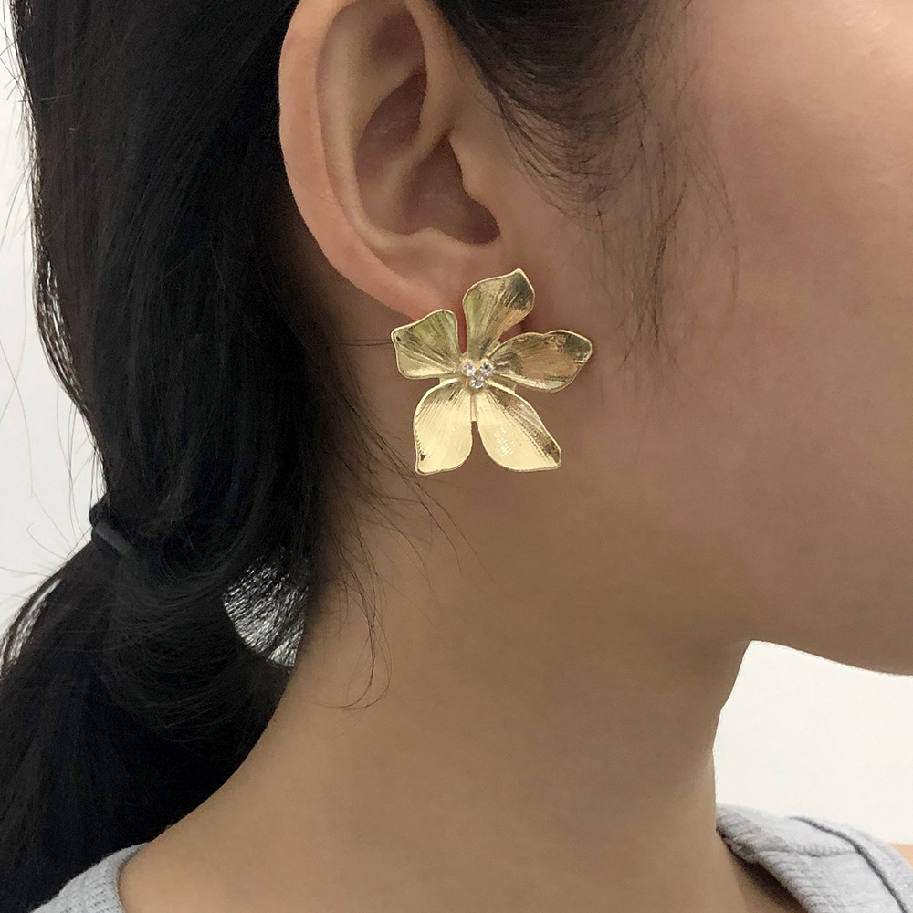 Golden Flower Earrings display picture 3