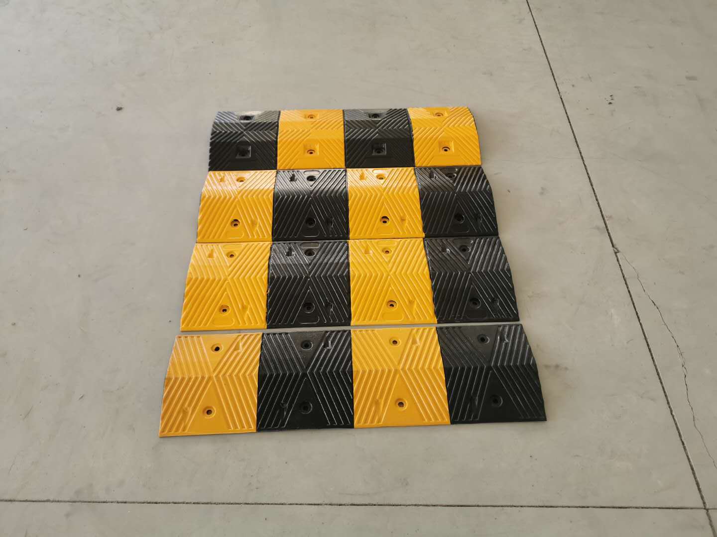 厂家直销橡胶减速带公路小区路口减速板缓冲带道路减速垄4公分-阿里巴巴