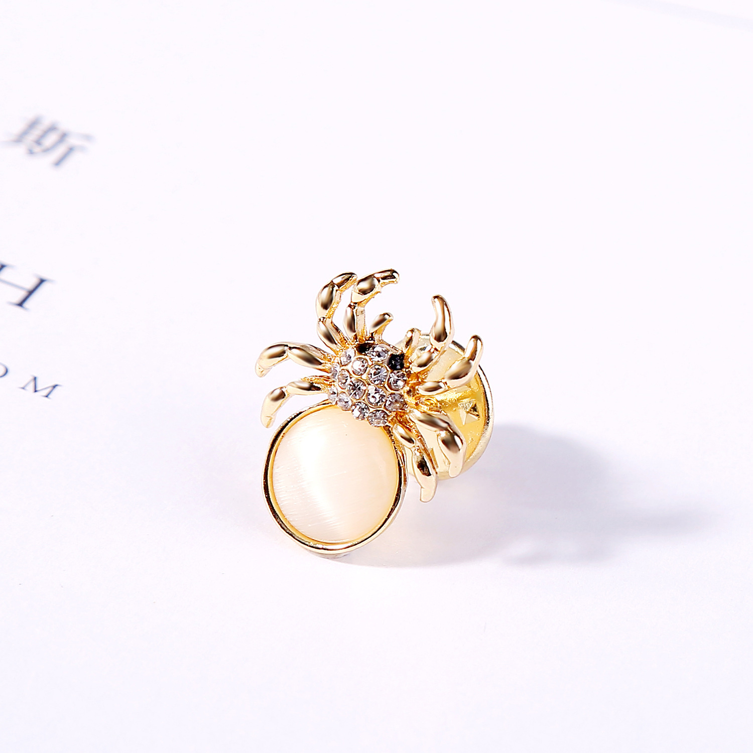 Nihaojewelry Animal Insect Spur Pin Small Bee Brooch Retro Cartoon Crystal Diamond Yellow Bee Brooch display picture 5