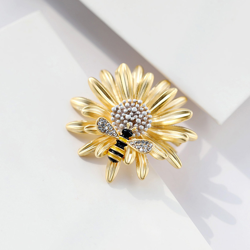 Simple Gold Daisy Bee Brooch Pins for  Women Fashion Personality Banquet Dress Suit Corsage Pin Silk Scarf Buckle Clothing Accessories Brooches