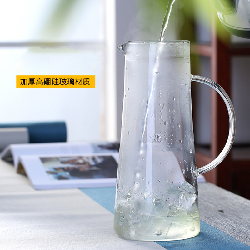 Fábrica al por mayor triángulo botella de agua fría gran capacidad vidrio botella de agua fría hogar material de vidrio de borosilicato olla de jugo