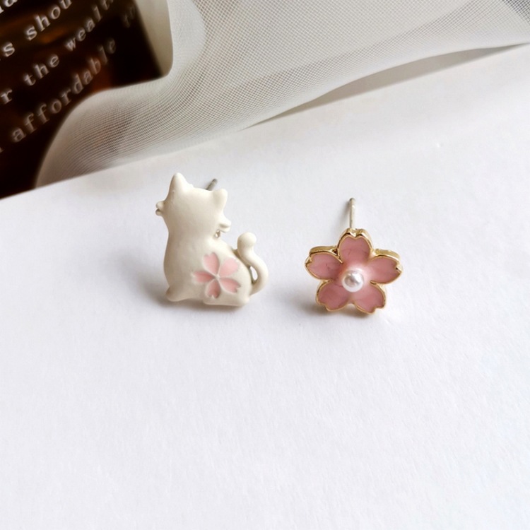 Cat, Flower Pattern 1 Pair Cute Simple Style Cat Flower Asymmetrical Plating Alloy Ear Cuffs Ear Studs