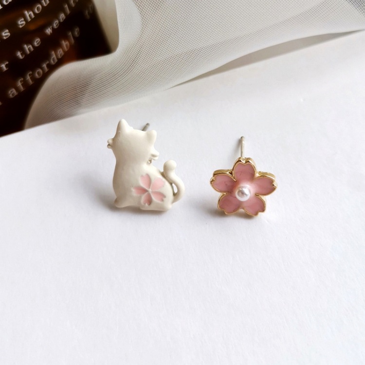 1 Pair Cute Simple Style Cat Flower Asymmetrical Plating Alloy Ear Cuffs Ear Studs display picture 4