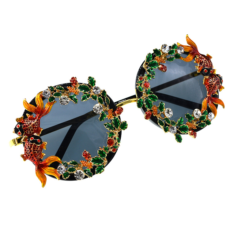2020 Personal Isierte Mode Sonnenbrille Barock Retro Hohle Geschnitzte Kleine Fisch Sonnenbrille Blume Schmetterling Strand Brille display picture 11