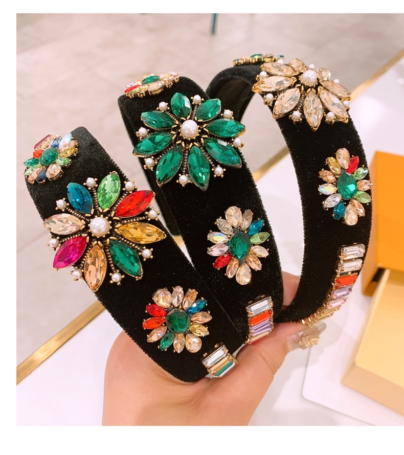 Baroque Large Rhinestone Flowers Velvet Comfortable Hair Band  Wholesale Nihaojewelry display picture 5