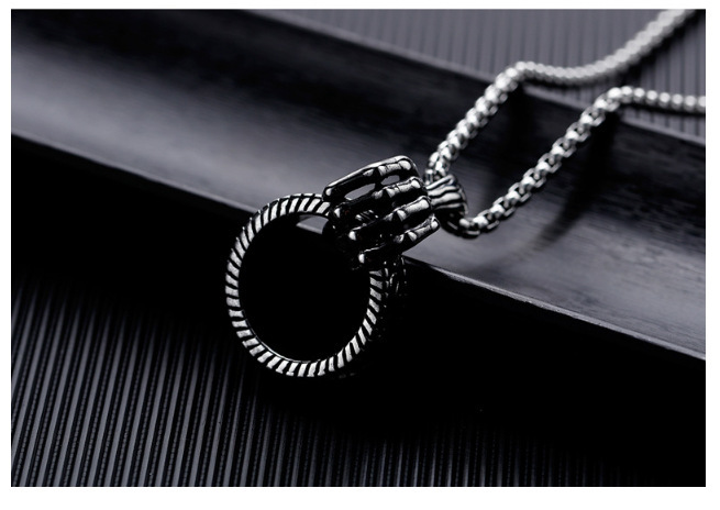 2023 Accessori moda punk dominanti da uomo personalizzati Anello con teschio e ciondolo in acciaio al titanio_voghion.com