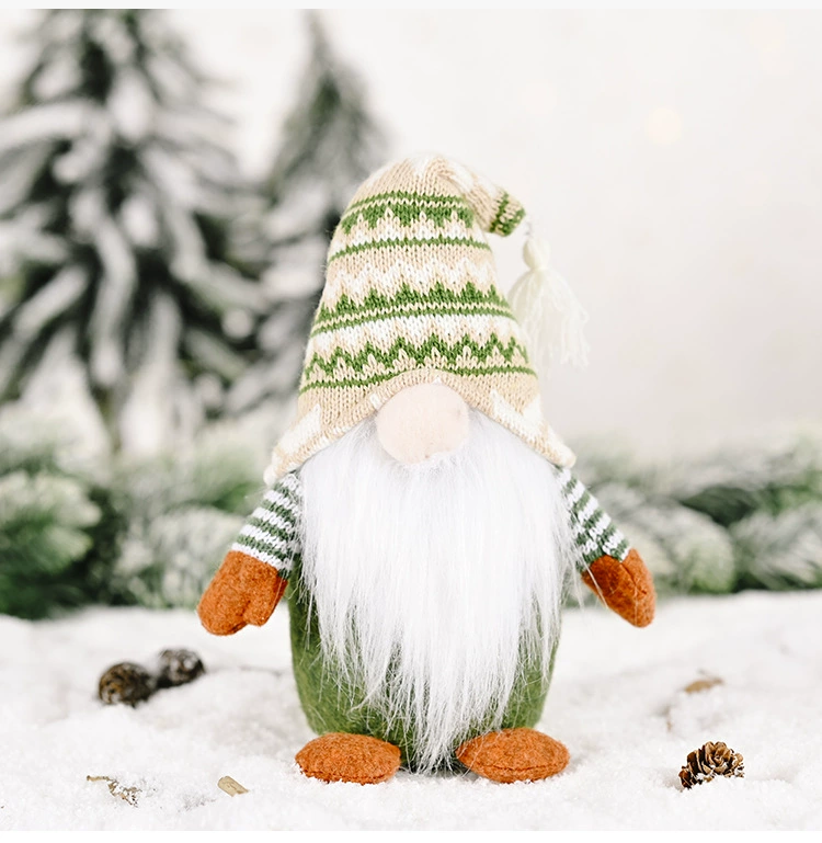 Новогодняя вязчатая зелёная кукла из нетканого материала