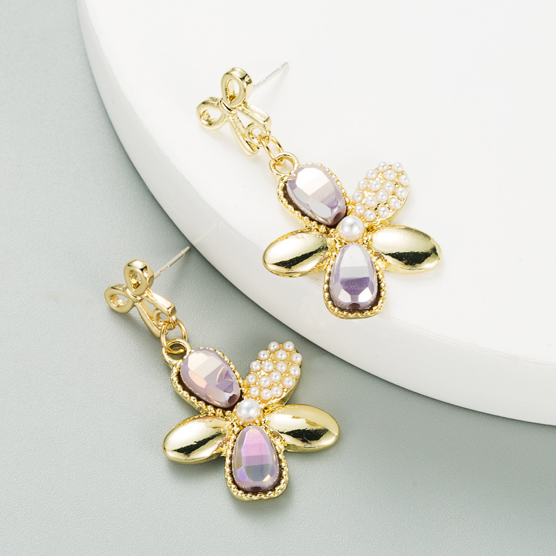 S925 Silver Needle Alloy Inlaid Pearl Exquisite Flower Earrings display picture 3