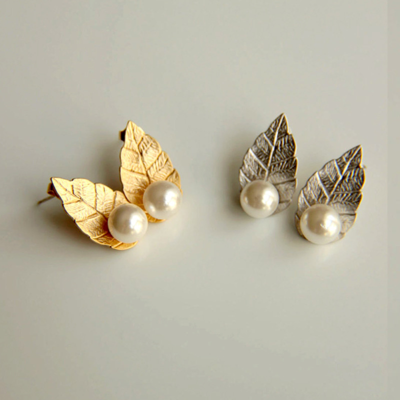 Bohemian Beautiful Pearl Leaf Stud Earrings Exquisite European And American Earrings display picture 1