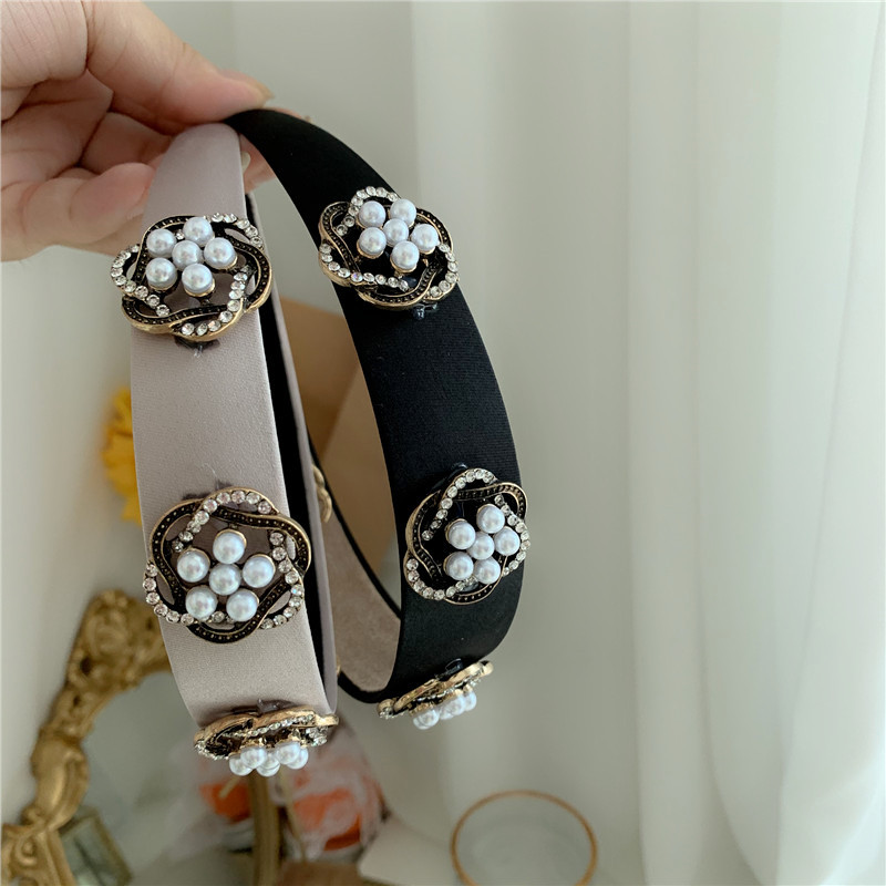 Retro Temperament Wide-sided Wild Outing Cloth Pearl Diamond Flower Headband display picture 3