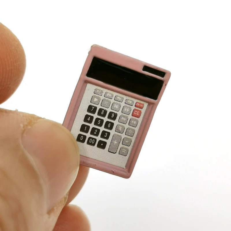 Аксессуары для кукольного домика [Моделирующая модель мини-калькулятора] Карманное уменьшенное издание Школьные принадлежности Аксессуары для сцены