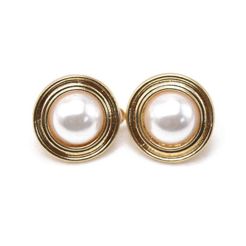 White Round Elegant Earrings Ear Clip Gold Alloy Base White Resin Pearl Ear Clip Wholesale Nihaojewelry display picture 3