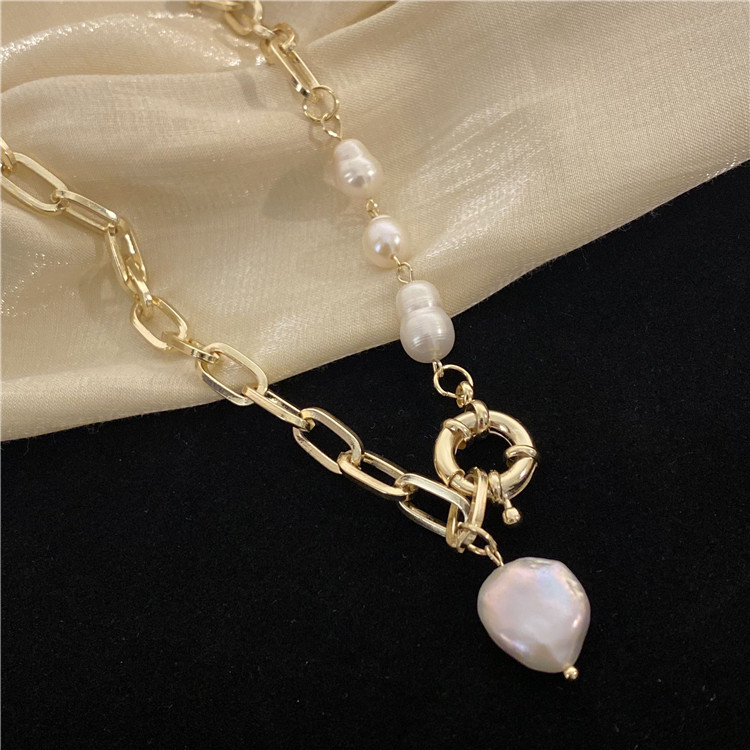 Wholesale Jewelry Retro Geometric Pearl Iron Inlaid Gold Necklace display picture 2