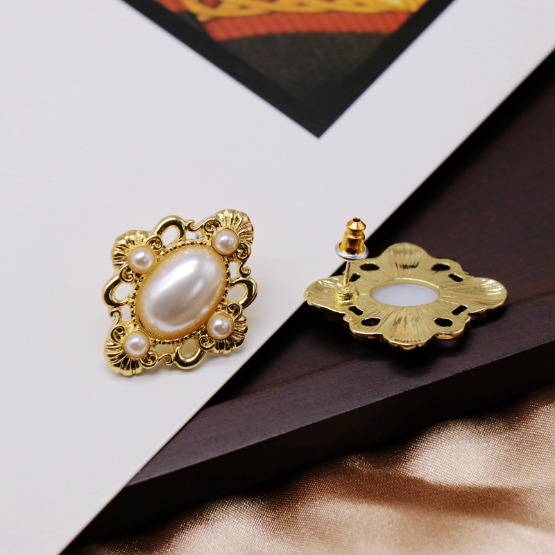 White Engraved Pattern Hollow Pearl Ear Clips 925 Silver Pin Earrings Oval Ear Clips display picture 8