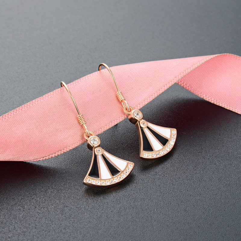 Japonés y coreano s925 pendientes de plata de la moda de las mujeres simples en forma de abanico pendientes novias regalo todo-fósforo Fuente de la joyería fábrica