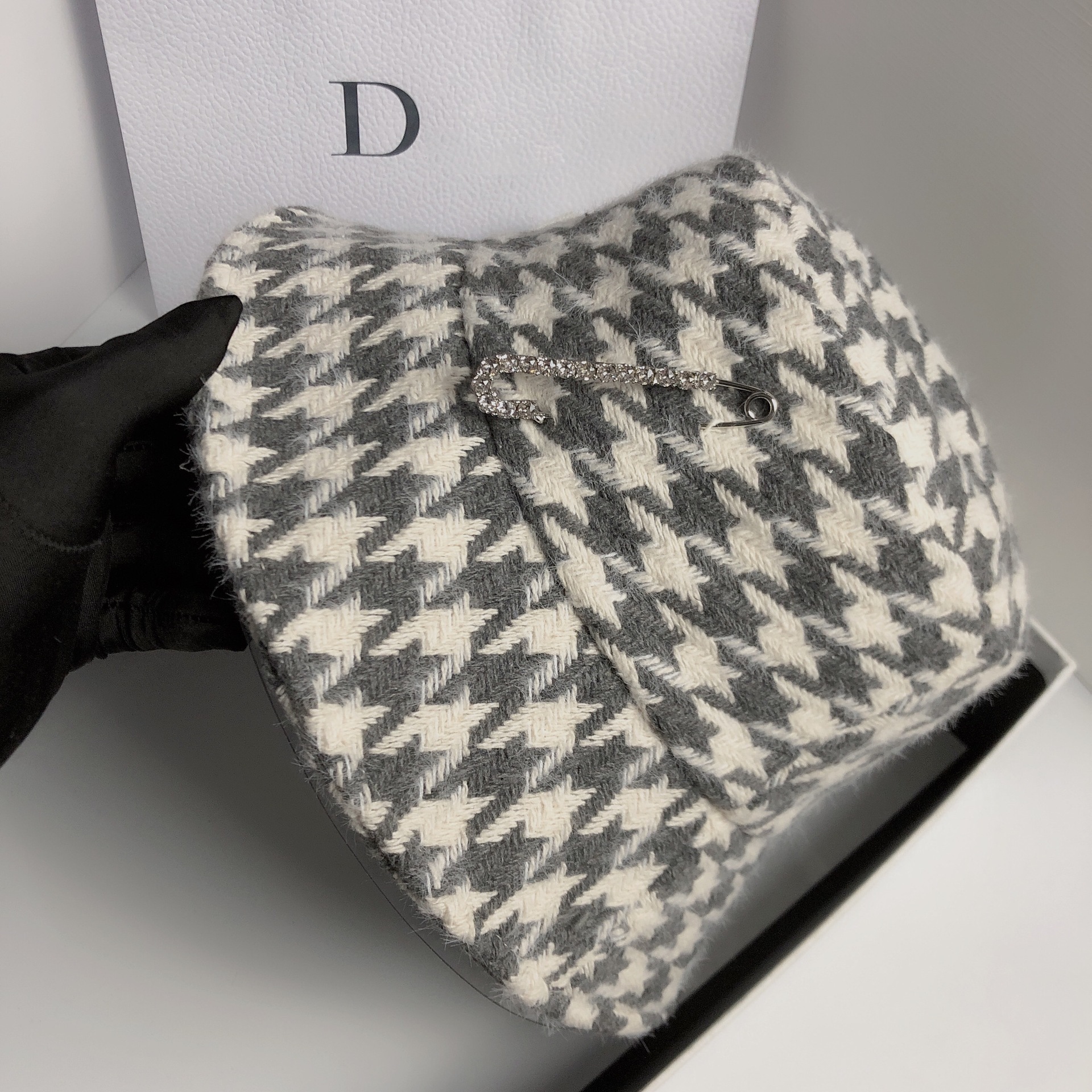 Autumn Winter Fisherman Hat With Retro Check Pattern And Brooch_voghion.com