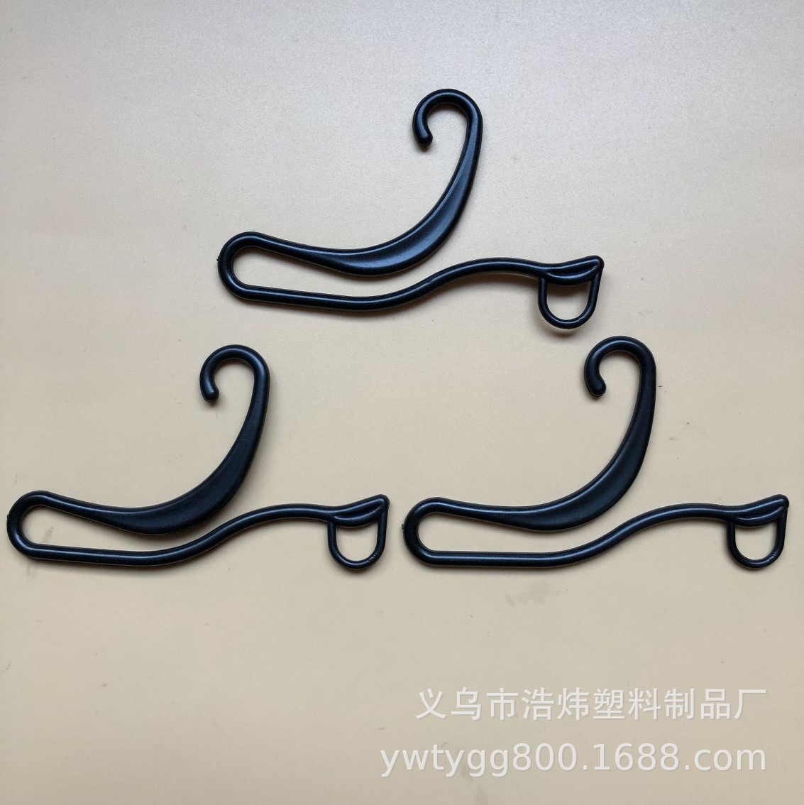 义乌塑料挂钩厂家，直销袜子挂钩，塑料挂钩，皮带挂钩大批发。