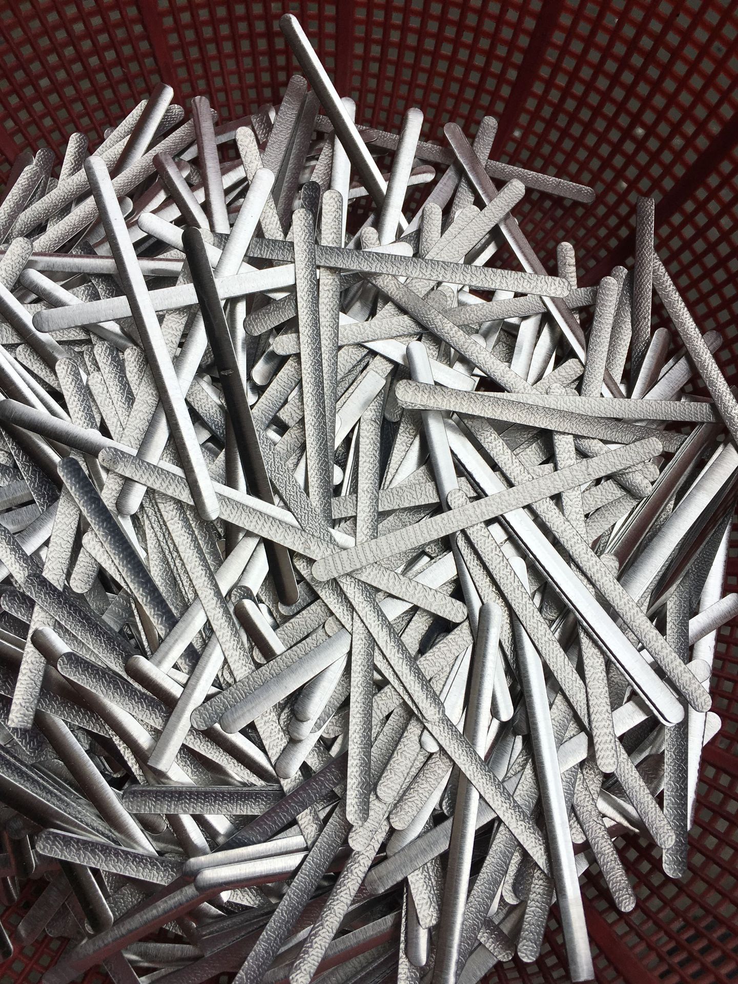 KN95口罩全铝鼻梁压条高精度无毛次高速加工口罩配件自产自销