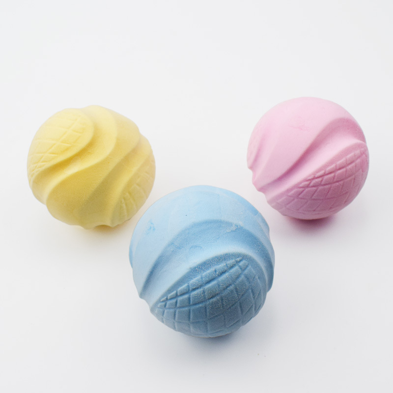 Nuevo juguete para mascotas de color caramelo TPR leche sabor tenis de espuma grande y pequeño entrenamiento de perros mordisqueando pelota de juguete