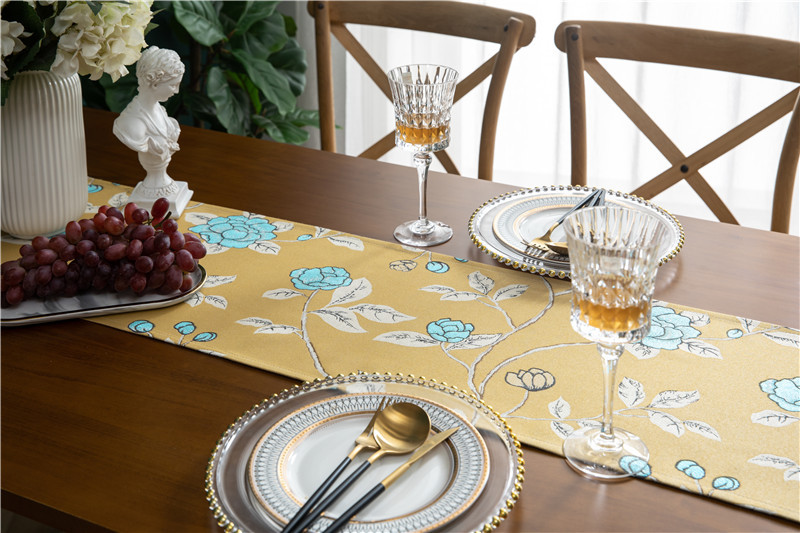 Runner da tavola moderno e minimalista interamente in poliestere per tavolino da caffè, scarpiera, mobile TV, con nappe, realizzato su misura in poliestere_voghion.com