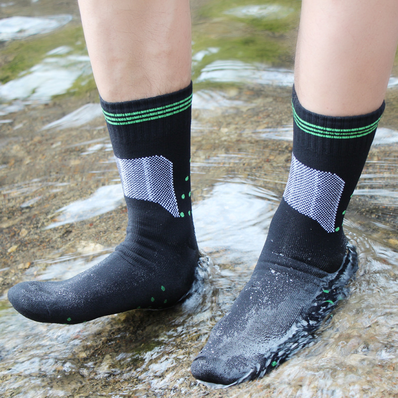 Unisex/Men and women can sport solid color socks