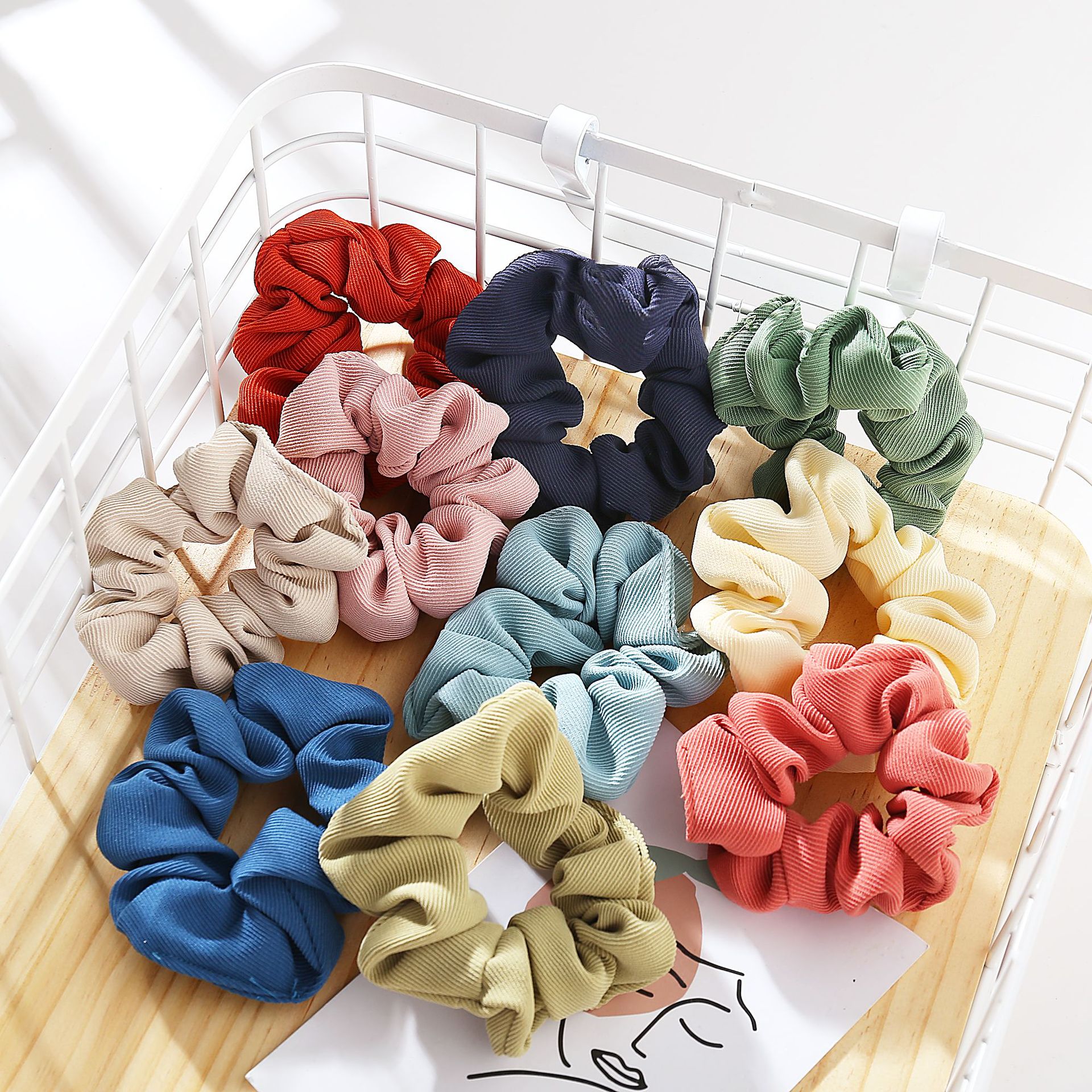 Retro French Solid Color Large Hair Scrunchies Korean Ponytail Girl Head Rope Wholesale Nihaojewelry display picture 1