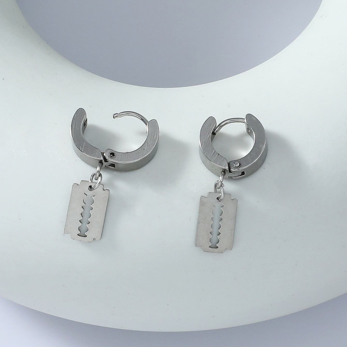 Titanium Steel Fashion Razor Blade Pendant Bracelet Necklace Earrings Wholesale Jewelry Nihaojewelry display picture 9