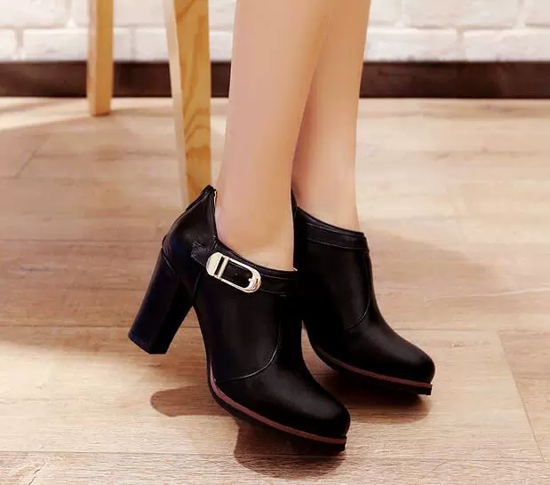 Fashionable mesh shoes, high boots