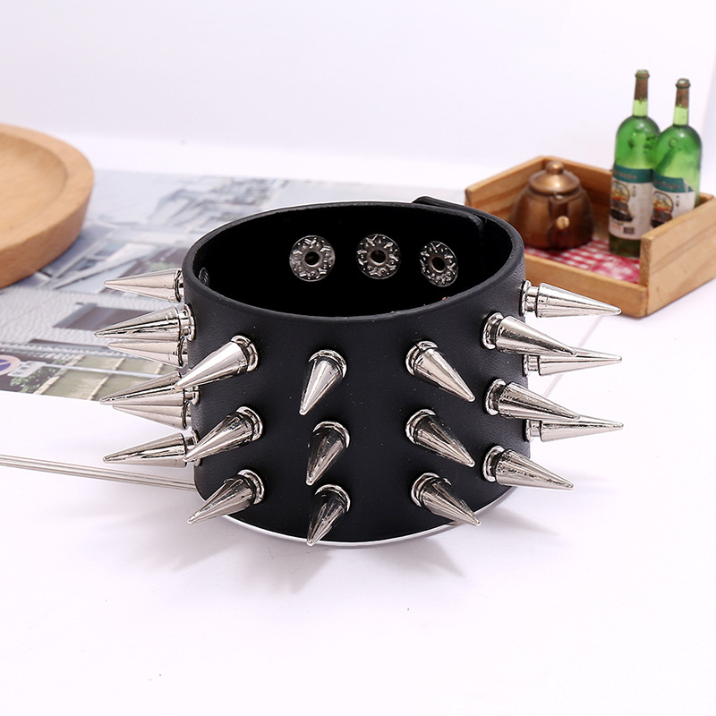 Europäische Und Amerikanische Grenz Überschreitende Accessoires, Neue Dreireihige Spikes, Übertriebene Punk-breite Leder Armbänder, Personal Isierte Bar-und Motorrad Zubehör display picture 1