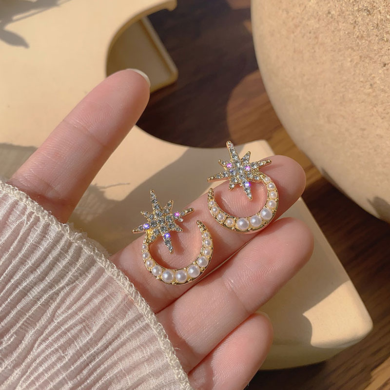 Korean Fashion Star Moon Pearl  Super Fairy  New Small Short Earrings Wholesale Nihaojewelry display picture 3