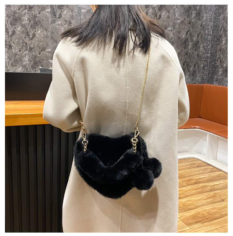 Cute Plush Heart-shaped Shoulder Bag display picture 10