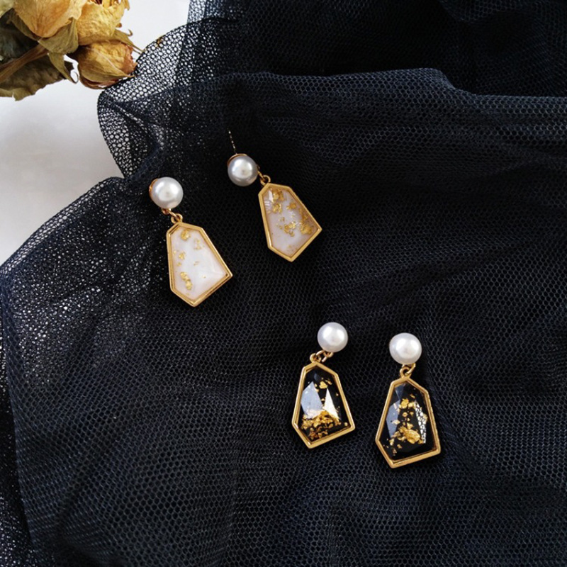 Retro Pearl Irregular Earrings display picture 4