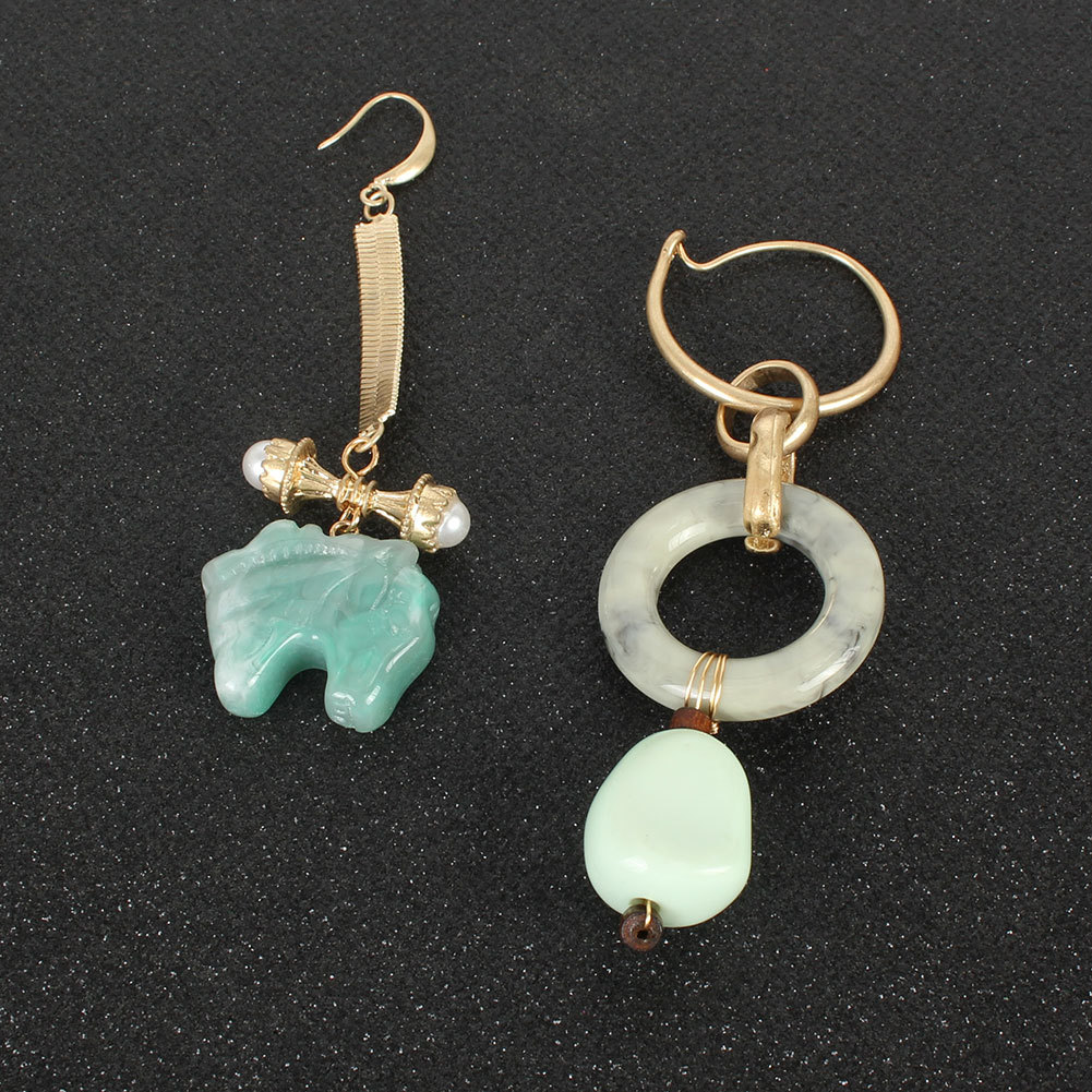 Exaggerated Asymmetric Retro Animal Horse Head Geometric Long Resin Earrings Wholesale Nihaojewerly display picture 5